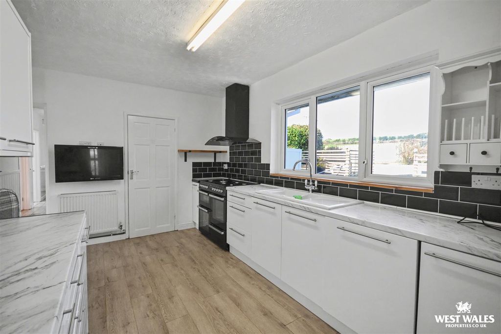 Property photo 3 of 22 Kitchen