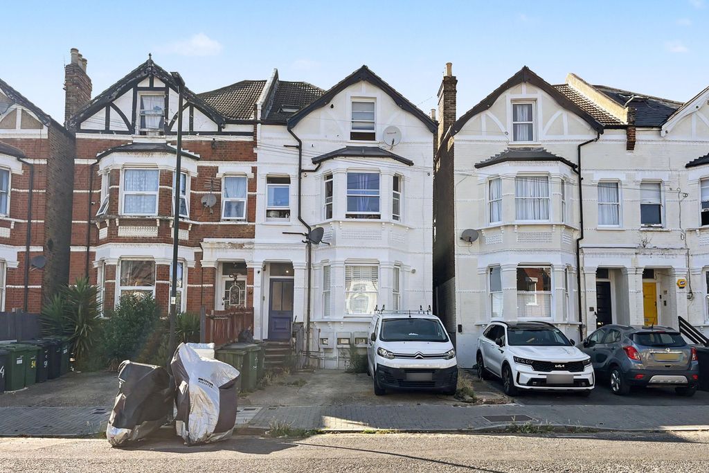 Property photo 1 of 10 Flat 4, 52 Gleneagle Road, Streatham, London, Sw16 6Af