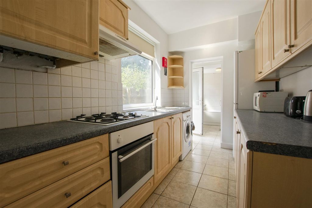 Property photo 3 of 11 Kitchen