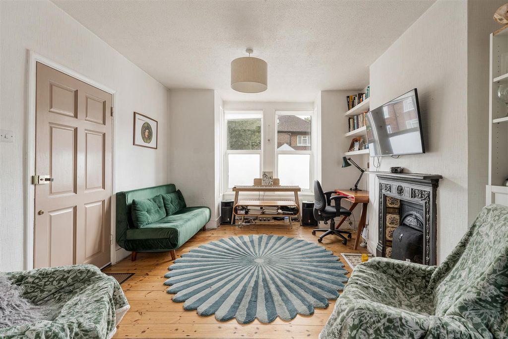 Property photo 2 of 17 Brookscroft Road E17
