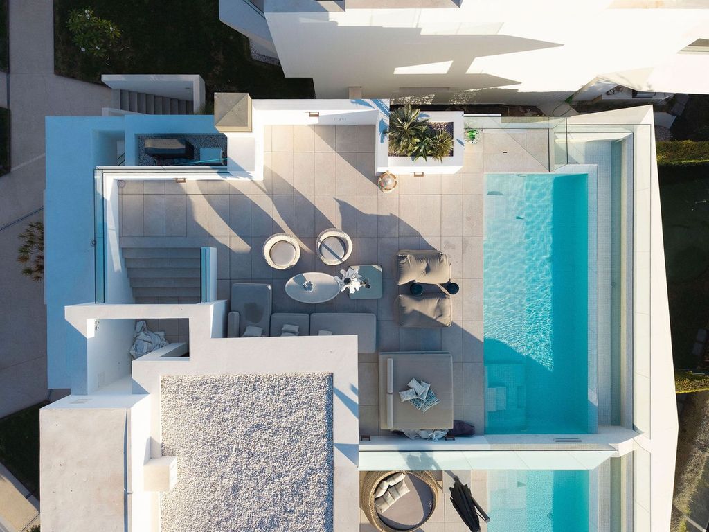 Property photo 3 of 42