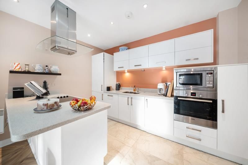 Property photo 2 of 11 Broomcroft Court 1 W4 Ph1 Lr.Jpg