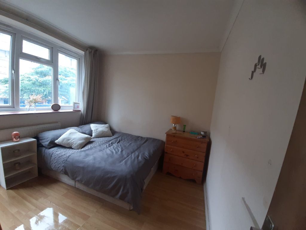 Property photo 1 of 13 Room 4- £909 Available Now