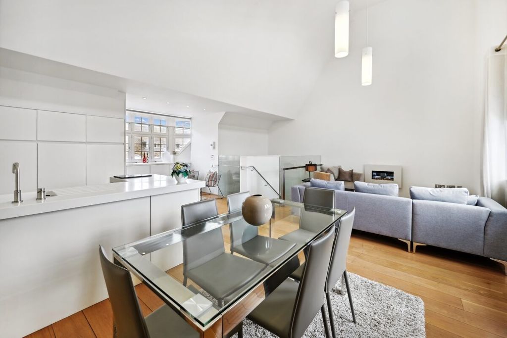 Property photo 1 of 10 Flat 3, 20 Swallo...