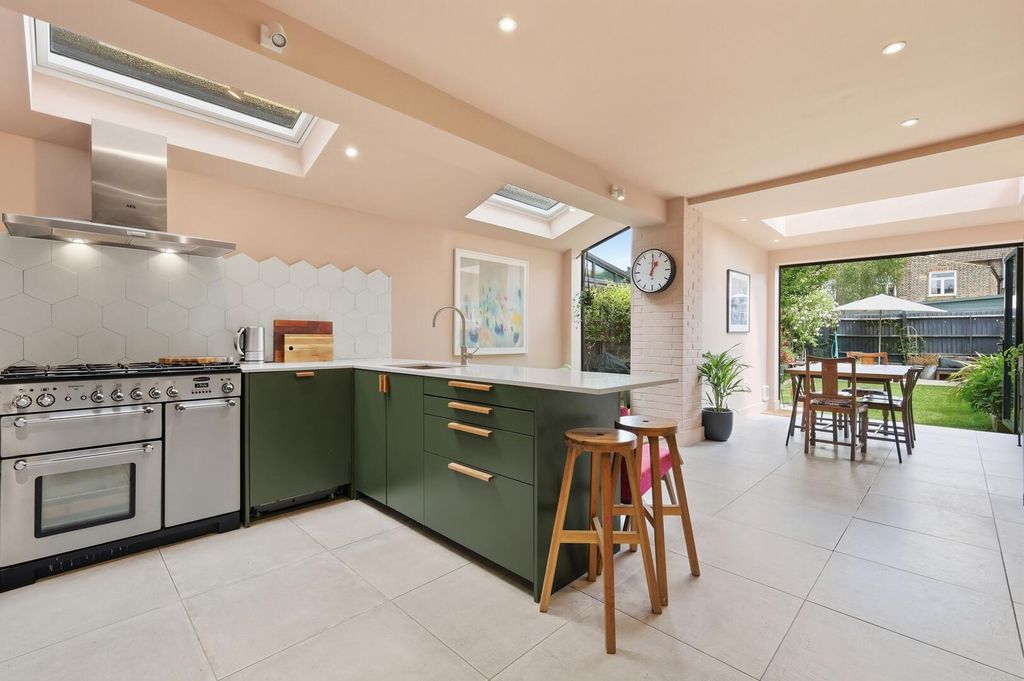 Property photo 3 of 31 Kitchen