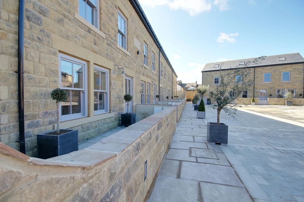 Property photo 2 of 8 External