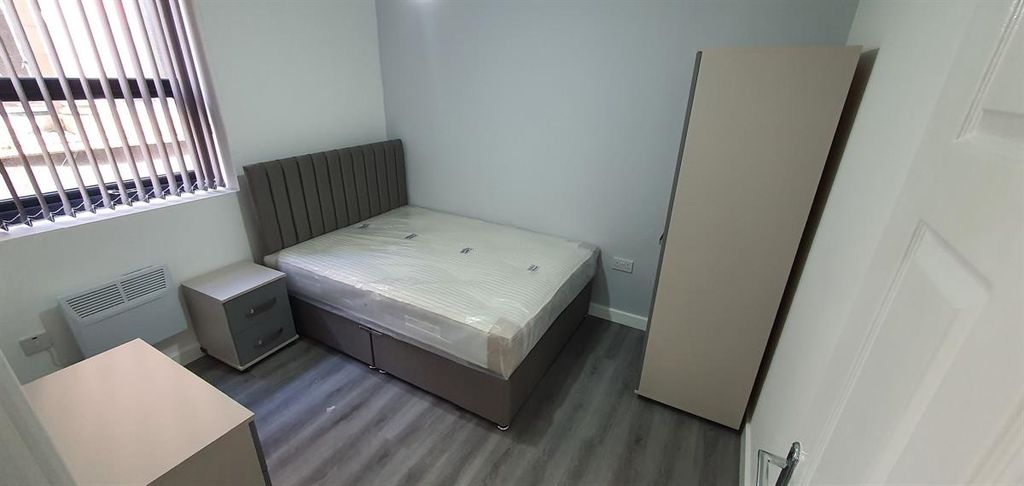 Property photo 2 of 5 Bright, Simply Furnished Double Bedroom With A Com...
