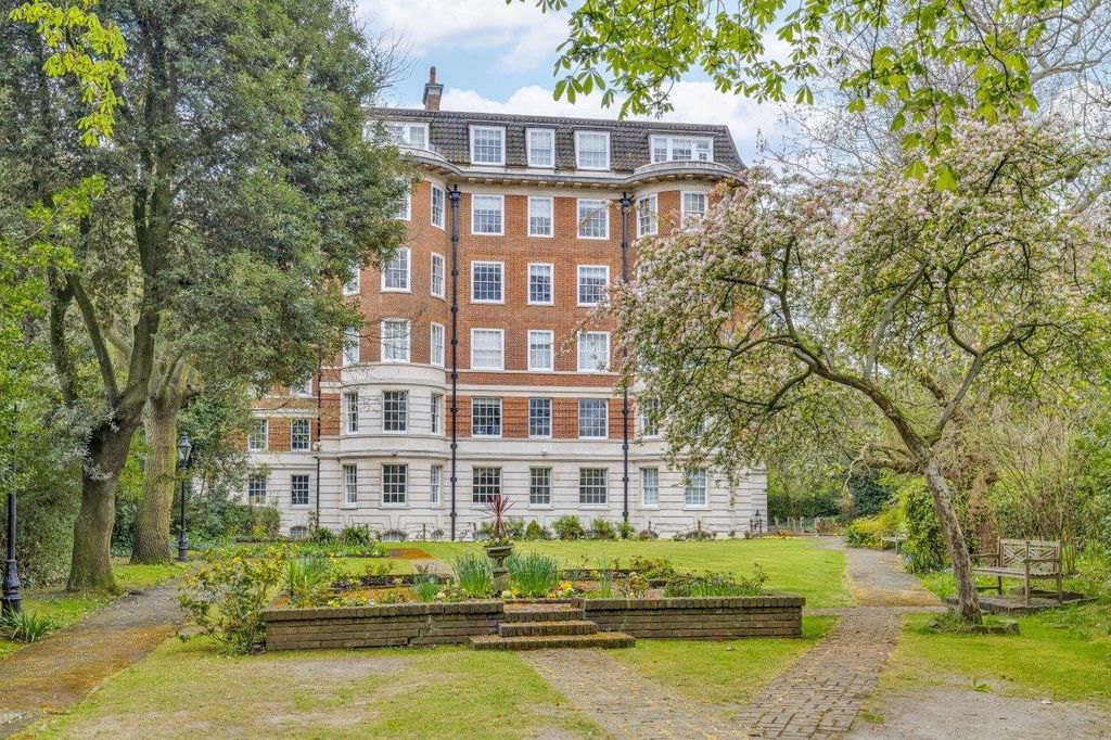 Property photo 1 of 10 Communal Gardens