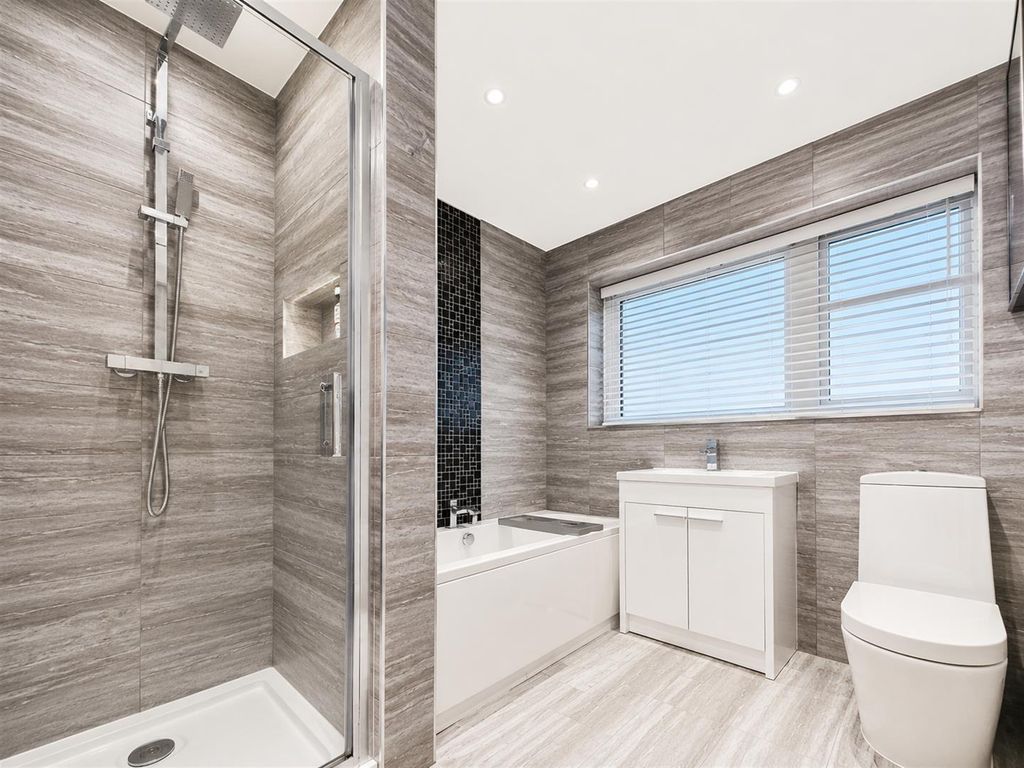 Property photo 3 of 9 Bathroom