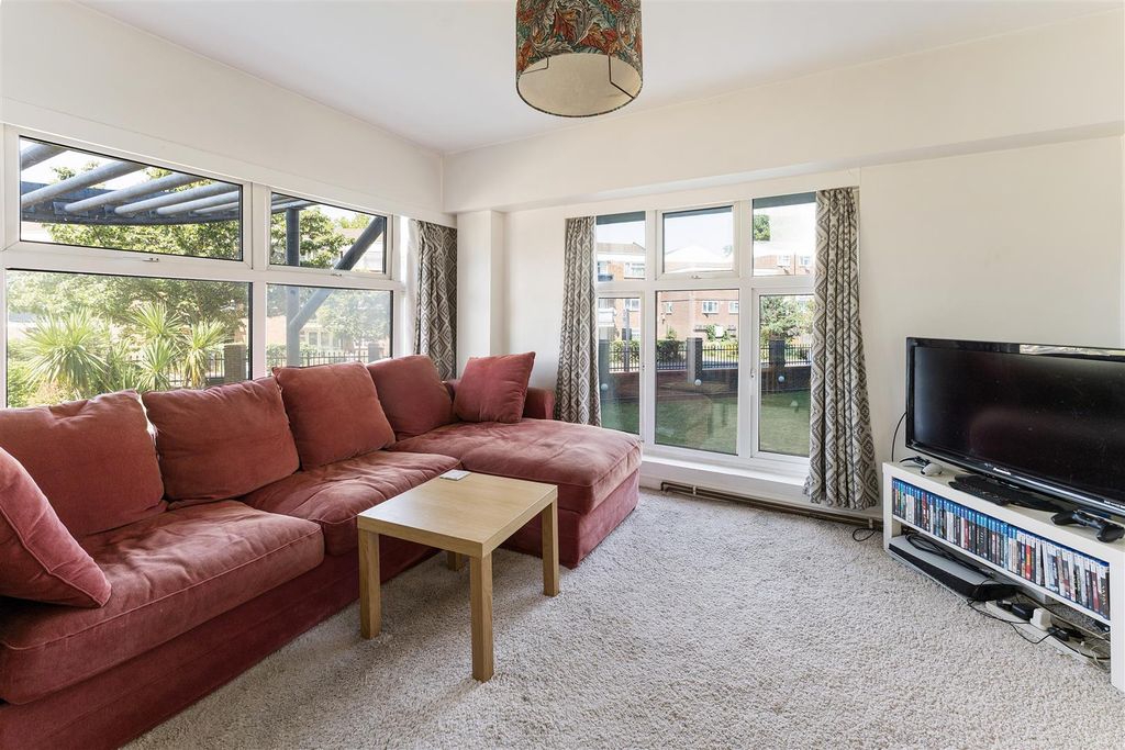 Property photo 1 of 45 Daubeney Road, E5