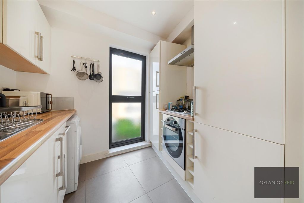 Property photo 2 of 12 Flat 4, 559 Wandsworth Road Sw8 3Jd-4.Jpg