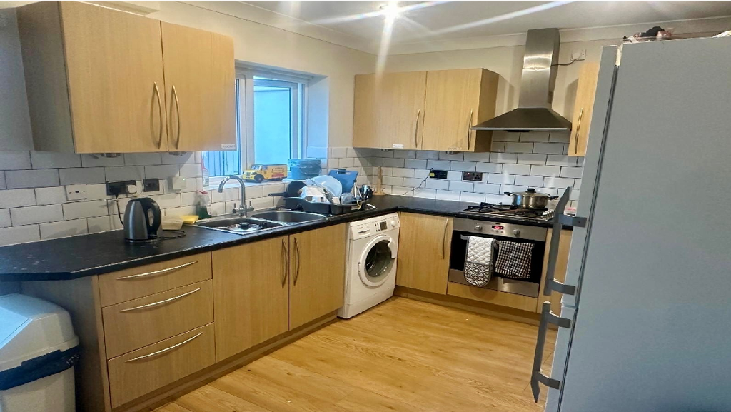 Property photo 2 of 6 Kitchen