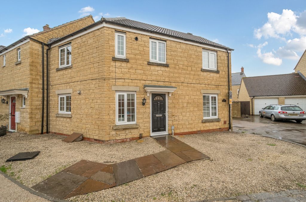 Property photo 1 of 12 140907216985c0F1722B6