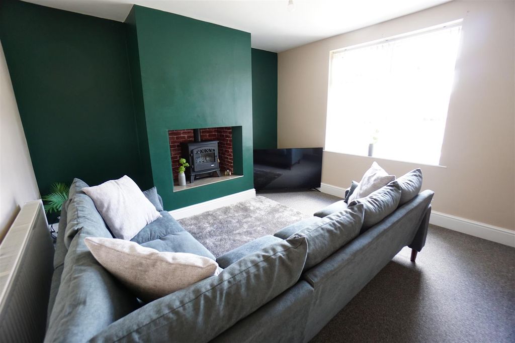 Property photo 3 of 12 Lounge