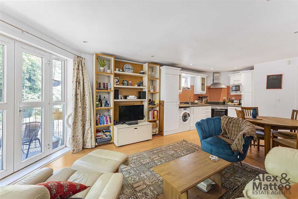 Property photo 2 of 18 Chandlers Court