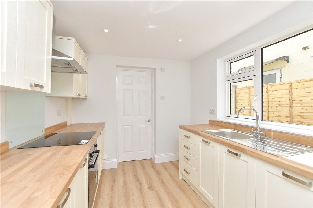 Property photo 3 of 11 Kitchen
