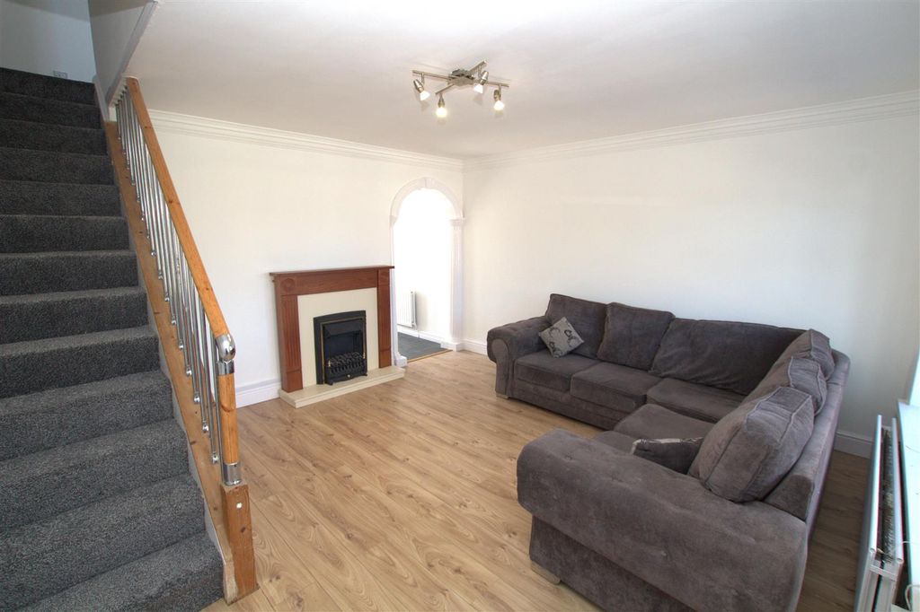 Property photo 2 of 11 73 Frontroom 2.Jpg