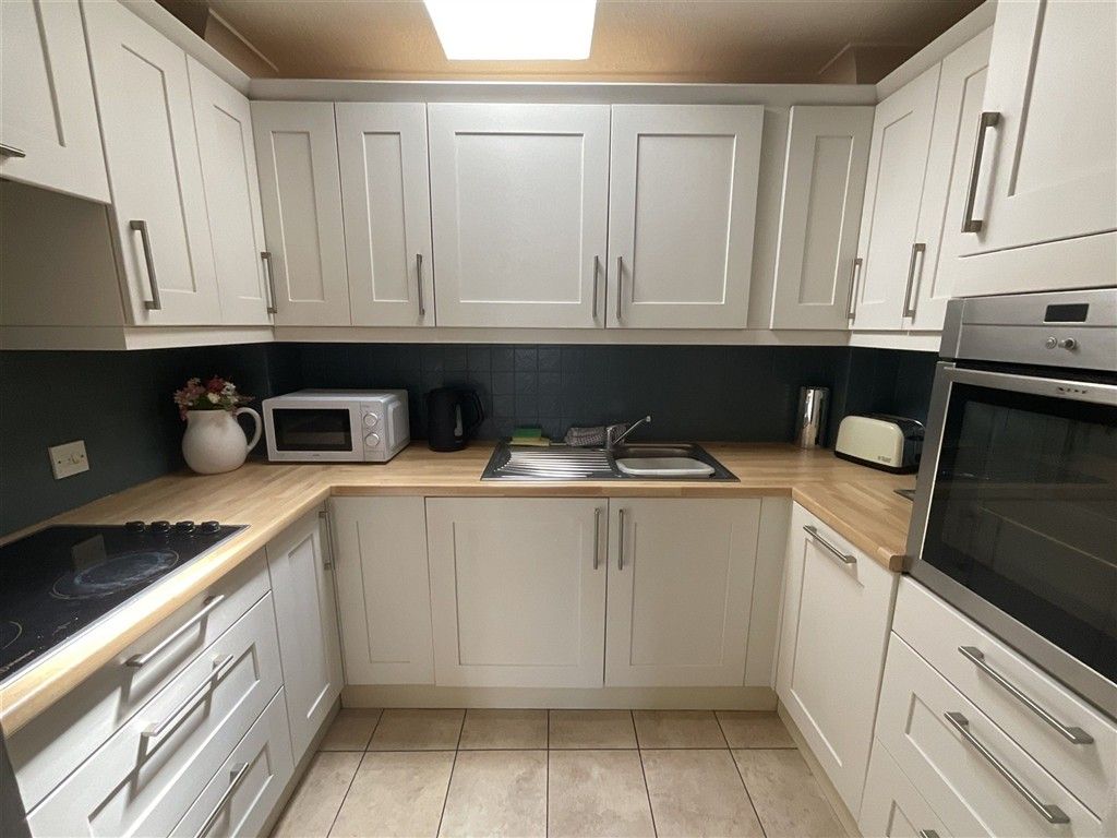 Property photo 3 of 8 Kitchen