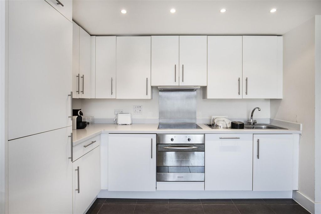 Property photo 2 of 8 Warwick Building 223