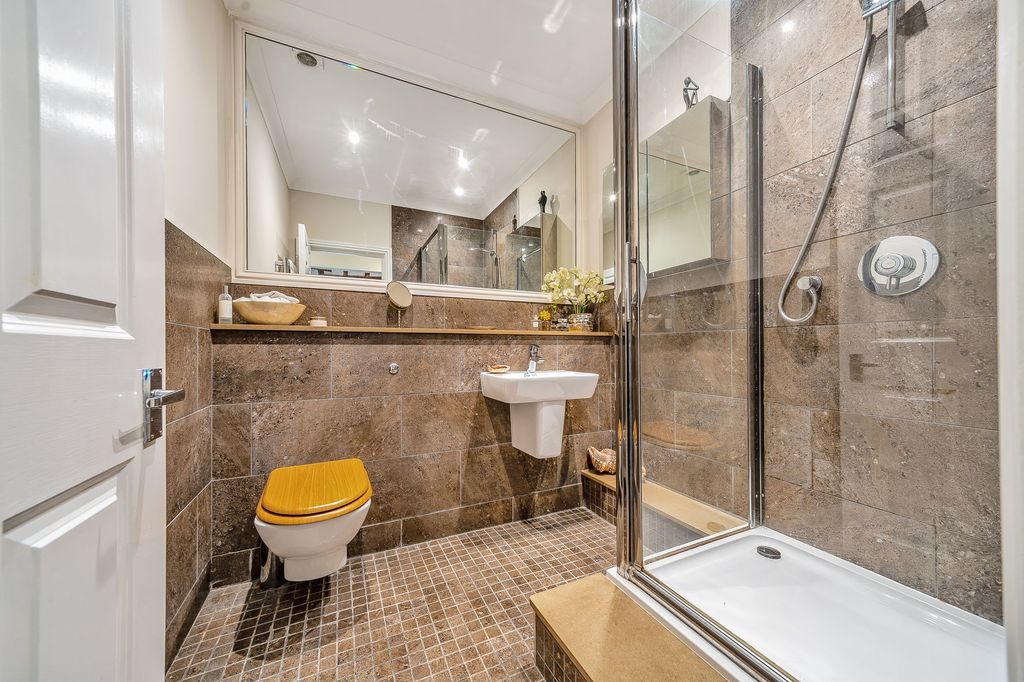 Property photo 3 of 9 Ensuite