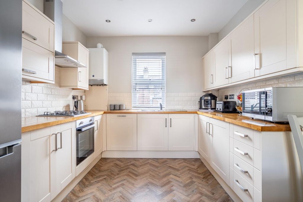 Property photo 2 of 11 Kitchen