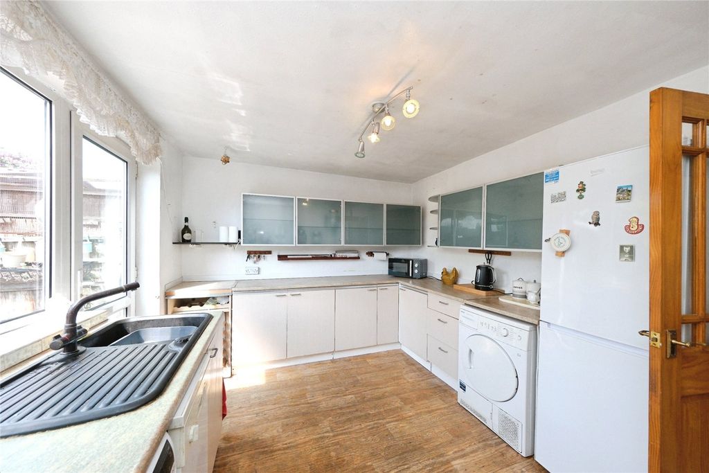 Property photo 3 of 18 Kitchen