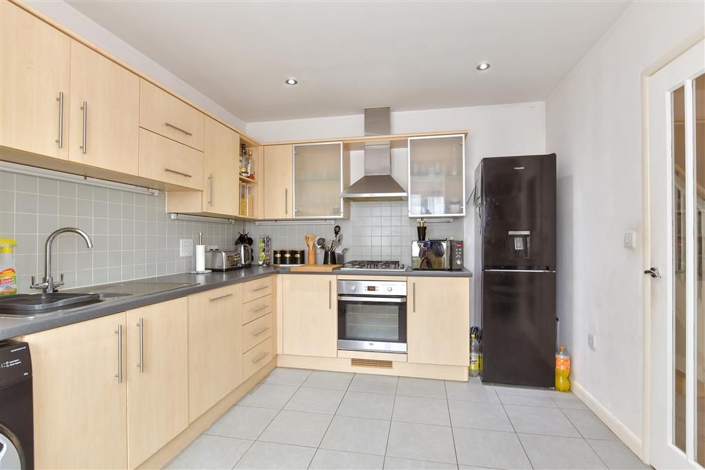 Property photo 3 of 10 Kitchen