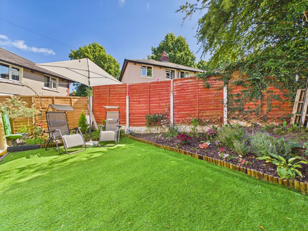 Property photo 2 of 14 Spacious South Facing Garden