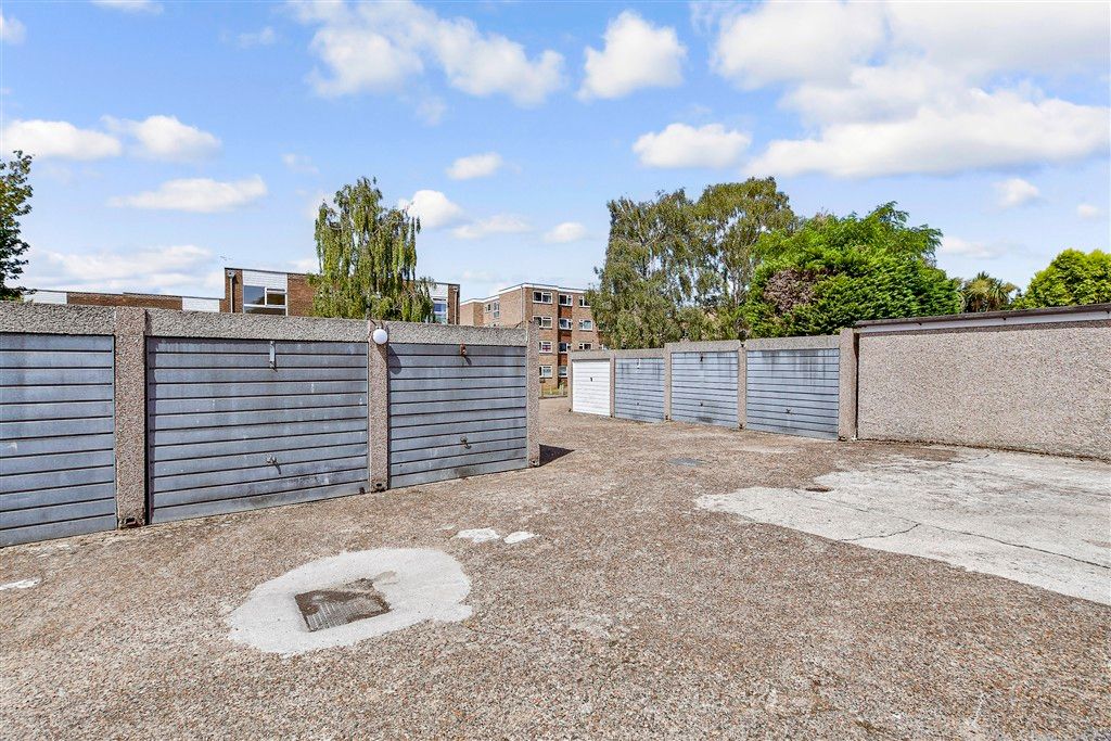 Property photo 1 of 13 Garage