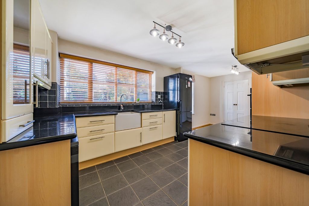 Property photo 2 of 10 Kitchen
