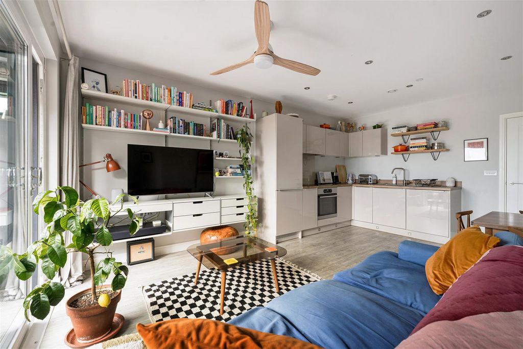 Property photo 2 of 28 Champness Close, E17