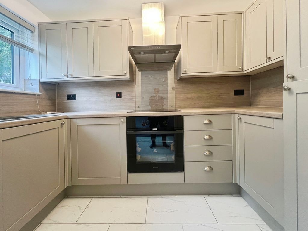 Property photo 3 of 11 Kitchen