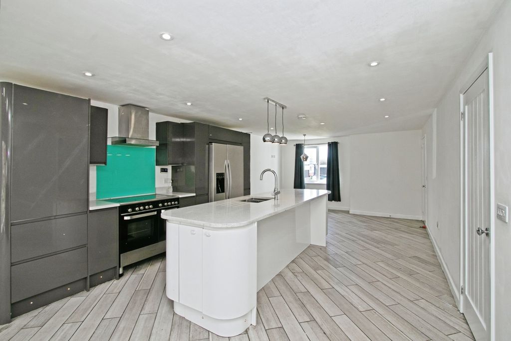 Property photo 3 of 11 Kitchen