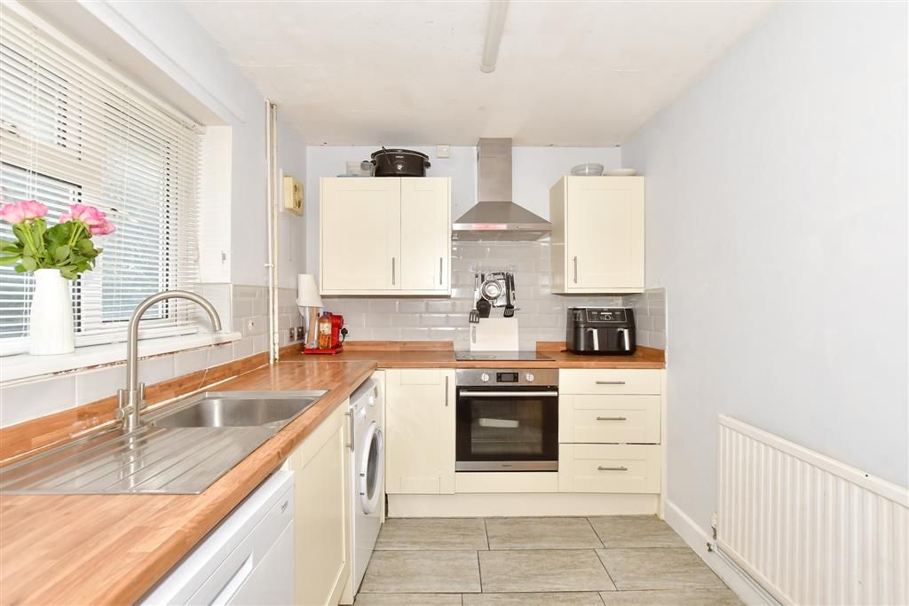 Property photo 3 of 7 Kitchen