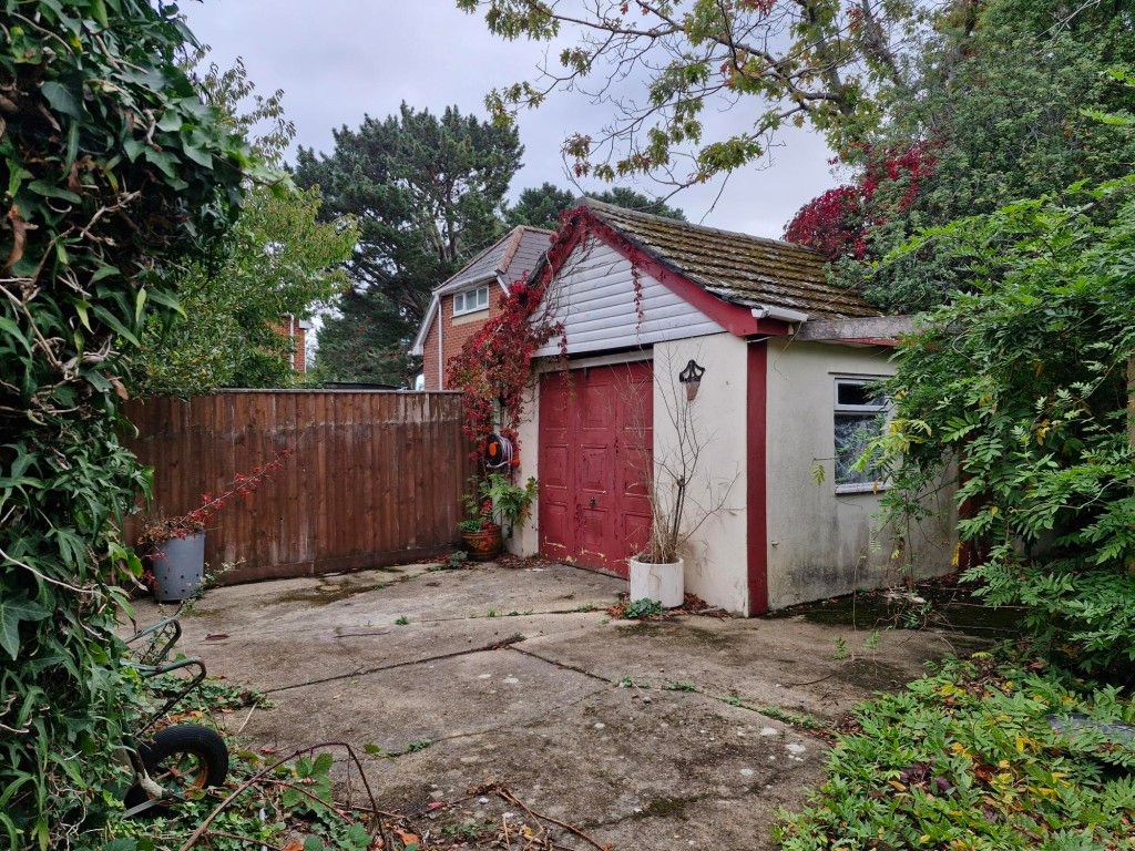 Property photo 2 of 3 Garage To The Side