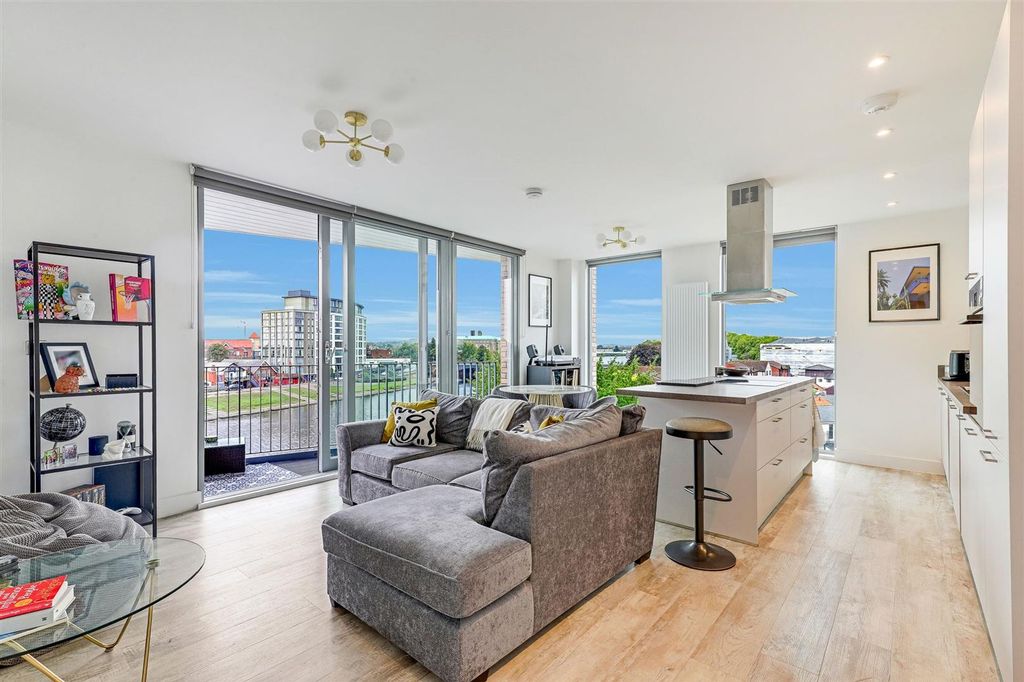 Property photo 3 of 17