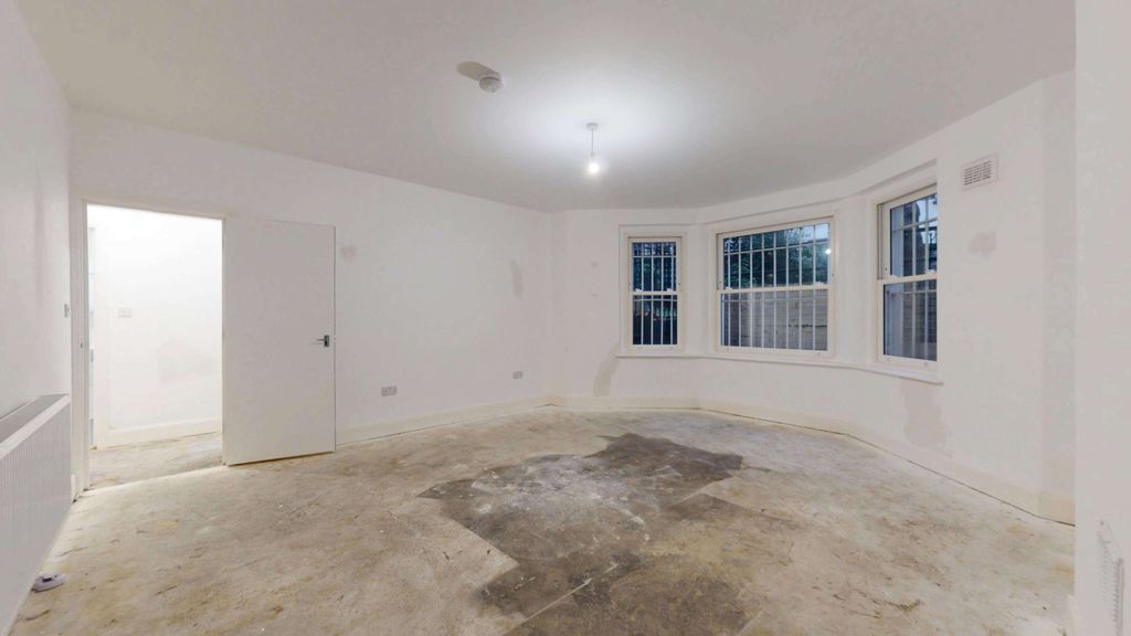 Property photo 3 of 17 Flat 29A Holland Park Gardens, Holland Park, London, W14 8Ea