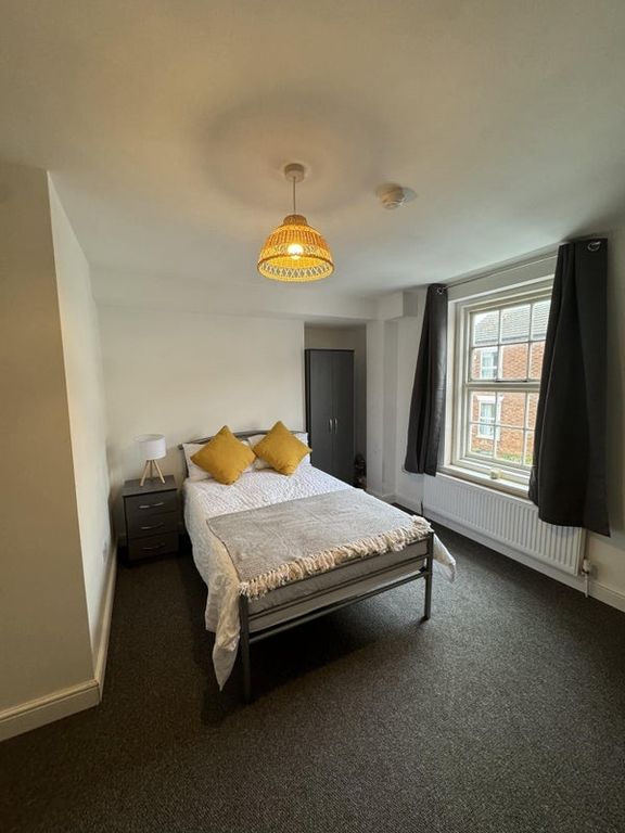 Property photo 2 of 11 Bright And Cozy Double Bedroom Featuring A Comfort...