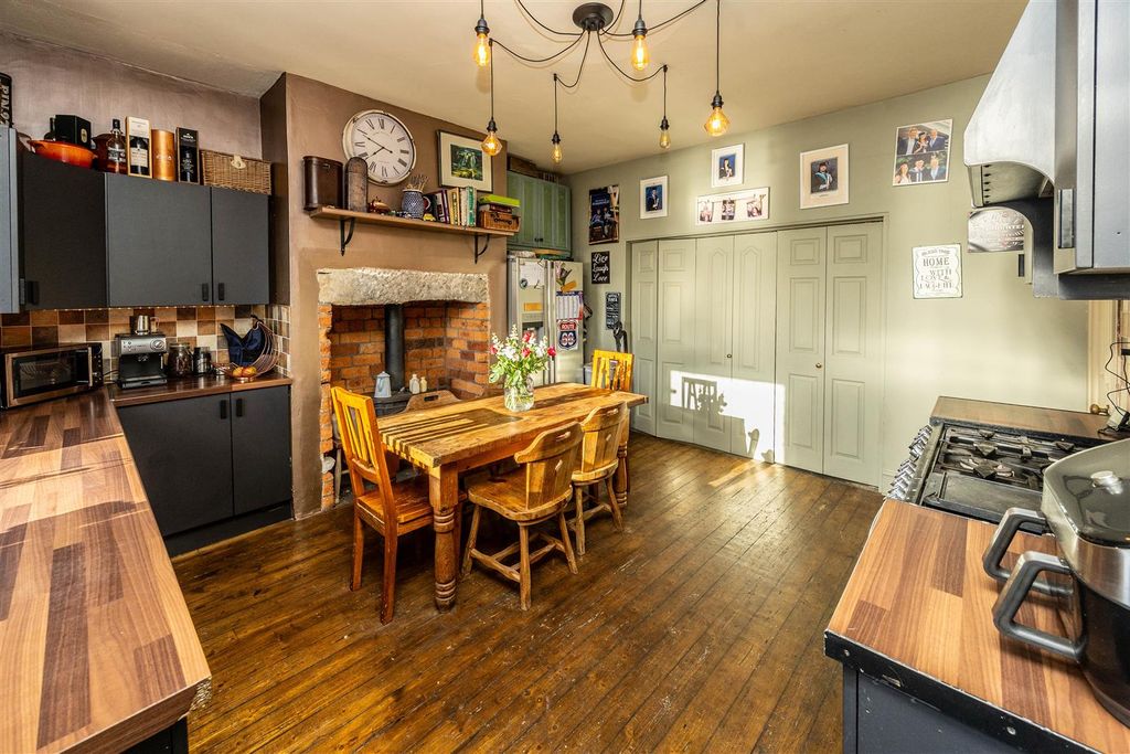 Property photo 2 of 24 77Htqueens-050225-16.Jpg