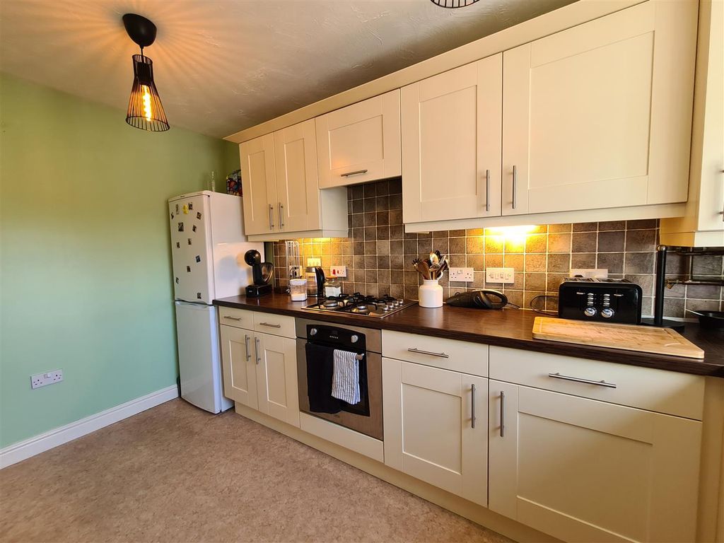 Property photo 3 of 14 Kitchen