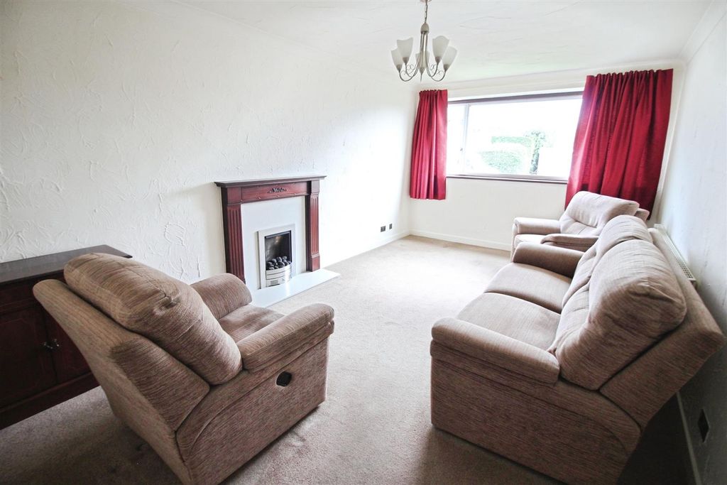 Property photo 3 of 14 Lounge