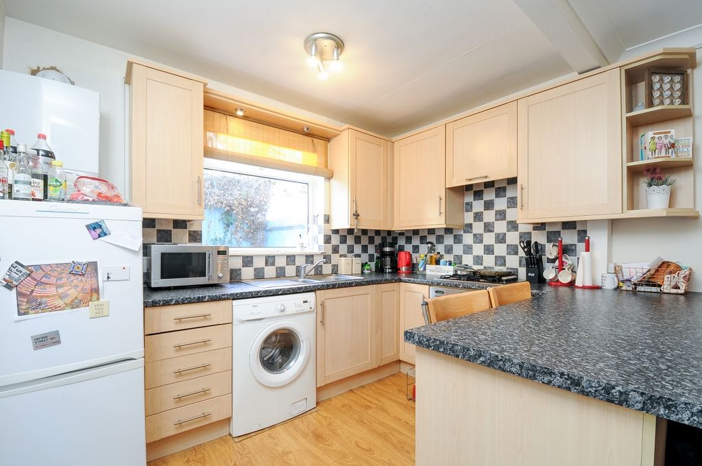 Property photo 2 of 7 Kitchen