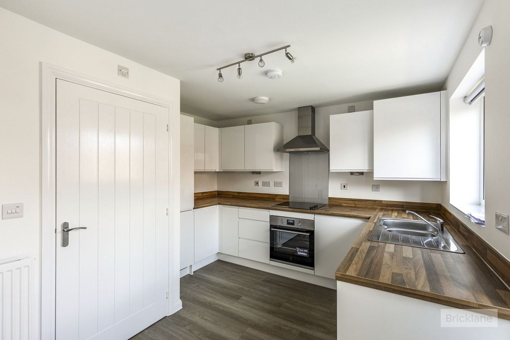 Property photo 3 of 10 Kitchen