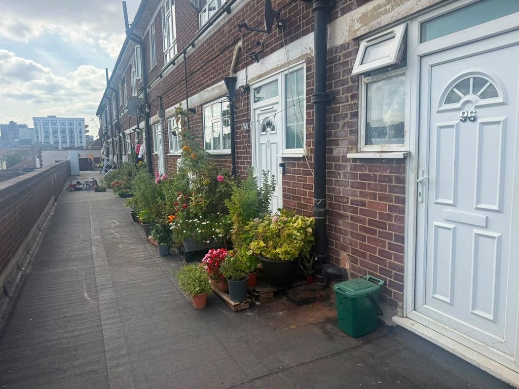 Property photo 1 of 10 3 Bed Flat For Sale Coldharbour Lane, Hayes Ub3