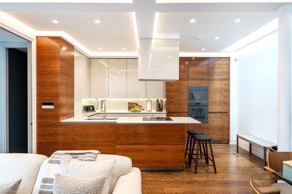 Property photo 3 of 19 Kitchen