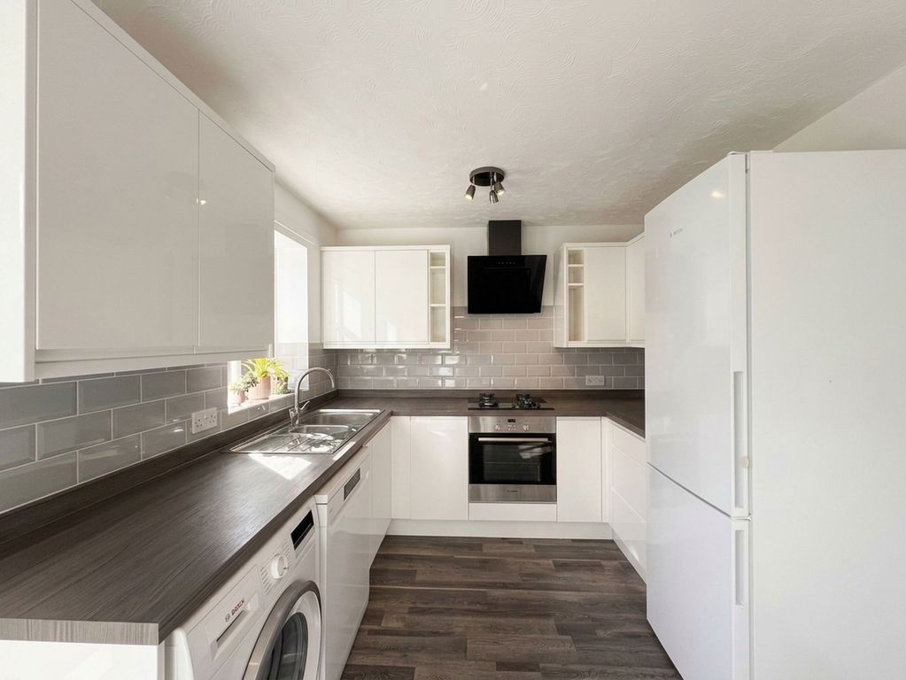 Property photo 3 of 10 Kitchen