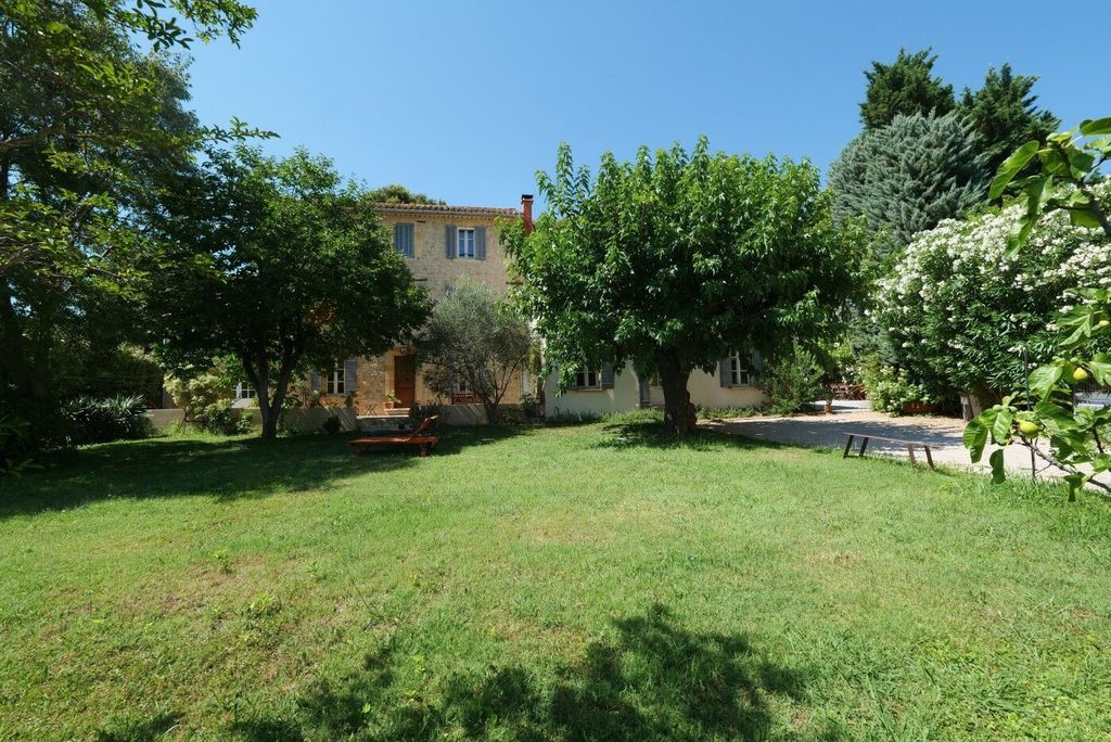 Property photo 1 of 20 Character Home With A View Of The Collegiate Church In Salon-De-Provence