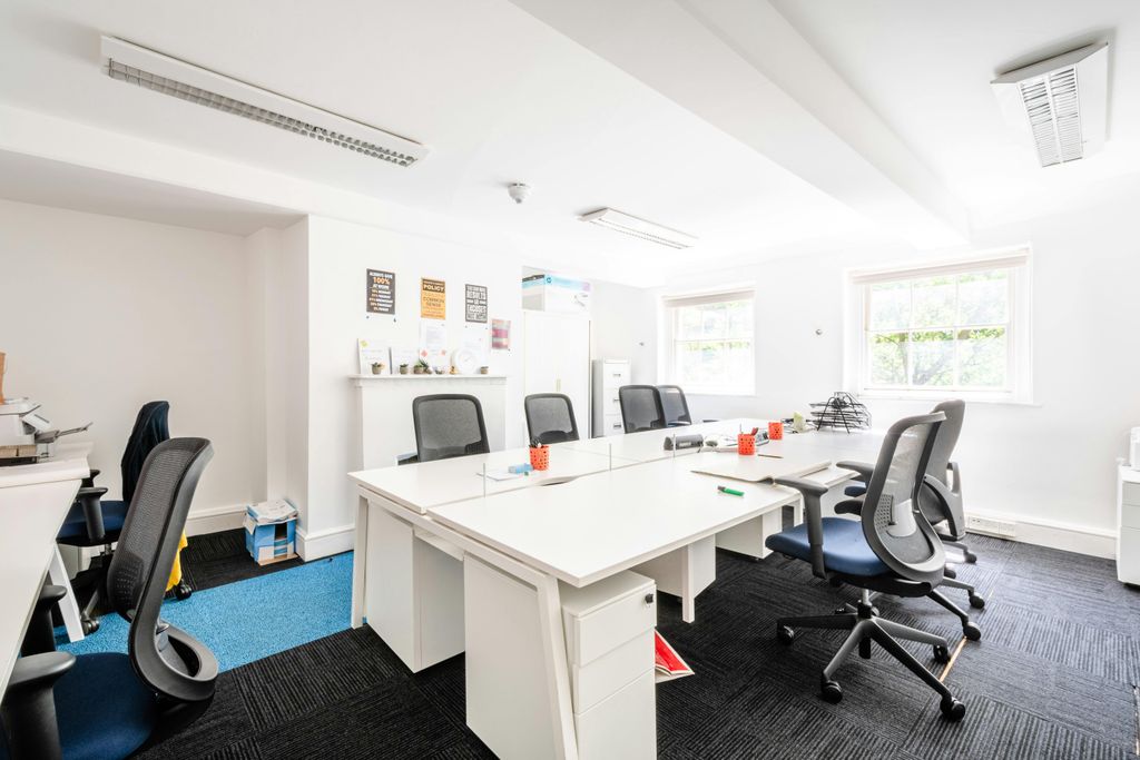 Property photo 2 of 9 Devonshire Sq 13 4F - Low Res 1.Jpg