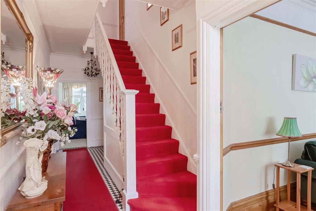 Property photo 2 of 24 Reigate Road_18.Jpg
