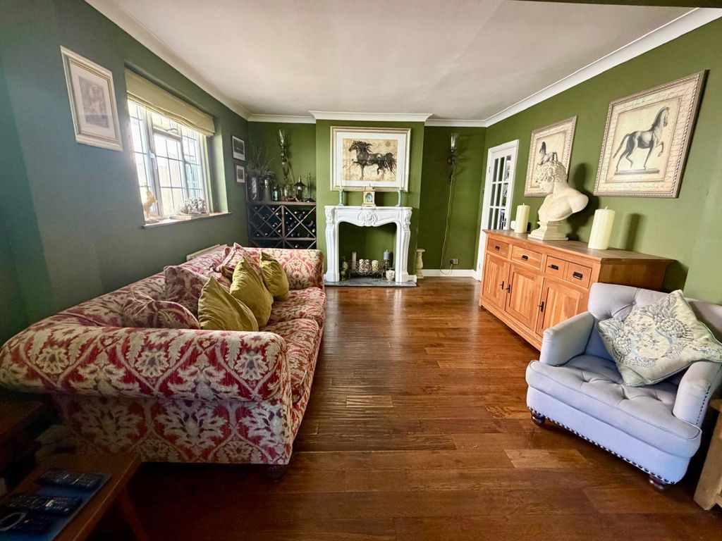 Property photo 3 of 15 Lounge